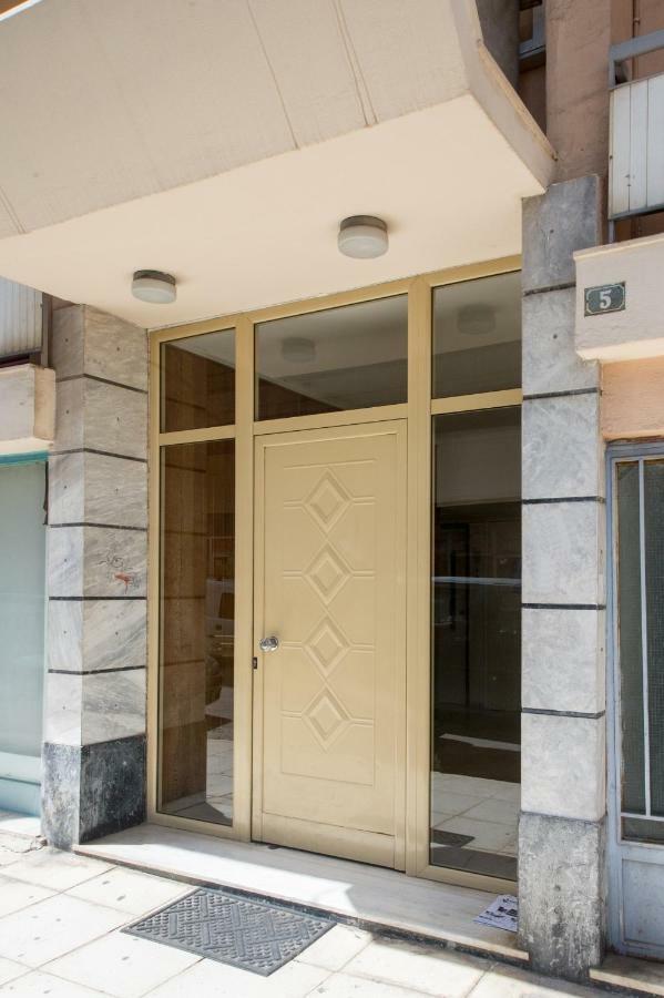 The Ideal Locale - A Sleek And Illuminated Space Kalamata Exterior photo